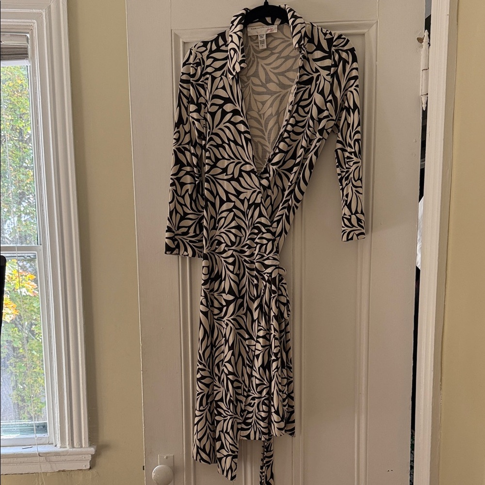 Diane Von Furstenberg Black and White Leaf Pattern Dress